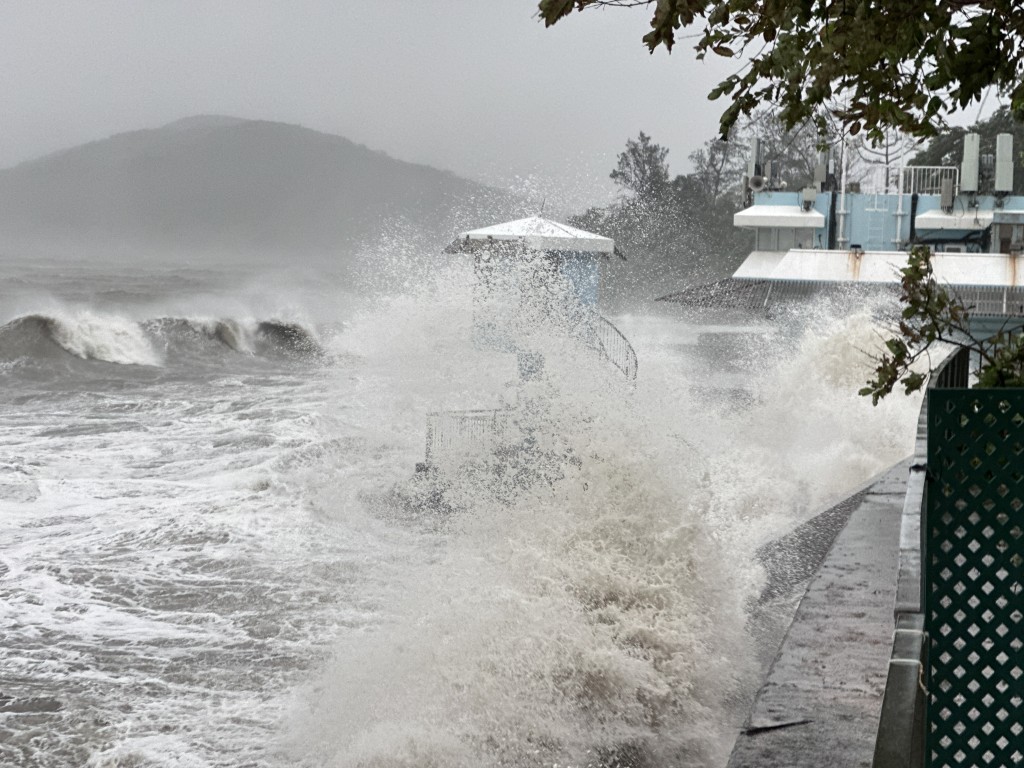 大嶼山長沙沙灘海面翻起滔天巨浪。梁國峰攝