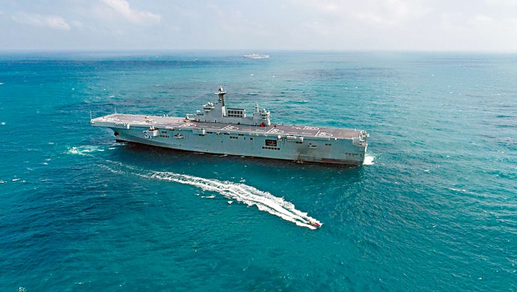 「海南艦」首次進行遠海訓練。