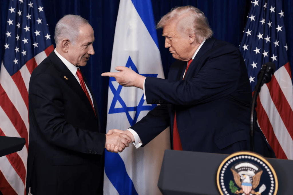 該名官員透露，在戰爭爆發前，內塔尼亞胡曾極力向美國總統特朗普吹噓，聲稱伊朗的政權更迭「輕而易舉」，且發生的機率比實際情況高得多。路透社