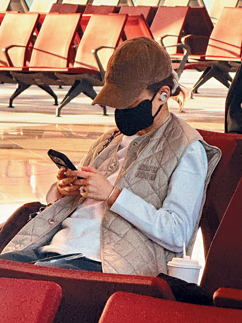 何超蓮平安夜當日單拖現身機場，未見老公竇驍同行。