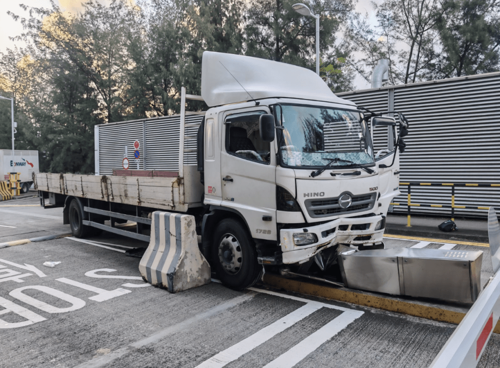 今日（2日）凌晨5時許，一輛貨車駛進赤鱲角駿運路9號超級一號貨站時，突然撞向入閘機，約60歲男司機送院搶救死亡。蔡楚輝攝