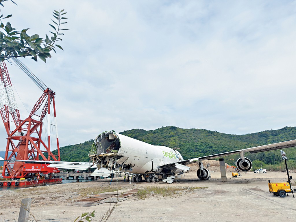 貨機主體機身吊運至岸上空地。