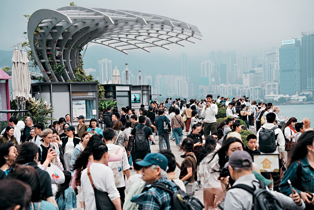 不少內地遊客錯峰出行提前來港，尖沙咀一帶人頭湧湧。