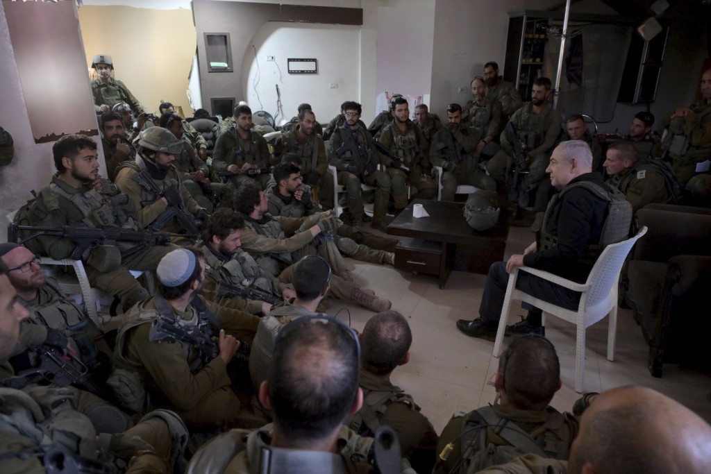 内塔尼亚胡在加沙向以军发表讲话。美联社