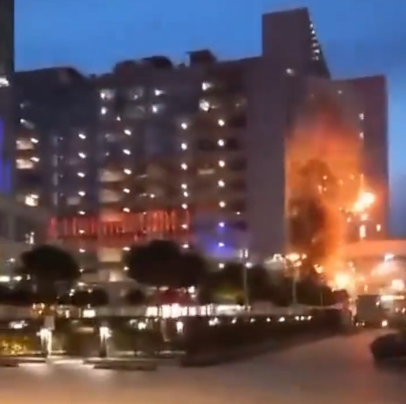 目击者指当时听到爆炸声之后就有浓烟从大楼升起。