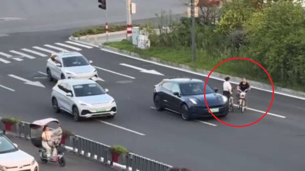 內地兩名大媽站在行車道吹水，玩命行徑惹來網民惡評。微博