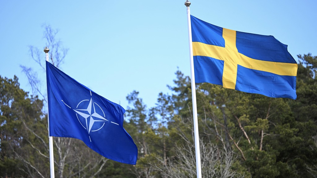 在瑞典穆斯科海軍基地並排飄揚的北約旗和瑞典國旗。 路透社