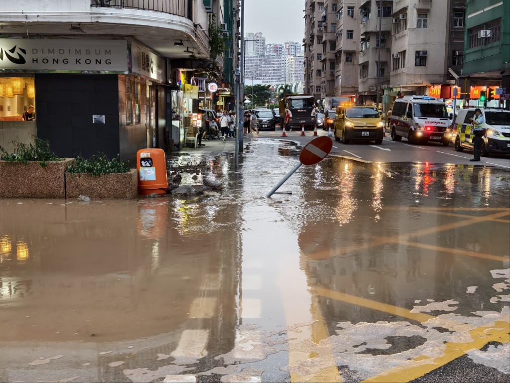 至下午6時半左右，水務署人員成功關水掣。尹敬堂攝