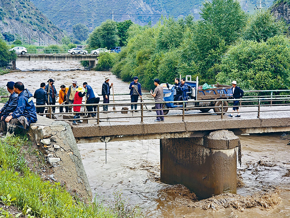 甘肅泥石流災後，淤泥阻塞河道。