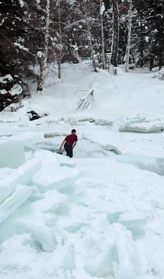 邓子龙穿着短袖T恤救人成为焦点。抖音＠小橙子