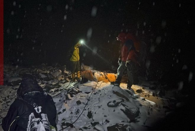 2名男大生擅闖哈巴雪山禁區受傷受困,要救援隊抬落山。紅星新聞 2名男大生擅闖哈巴雪山禁區受傷受困,要救援隊抬落山。紅星新聞