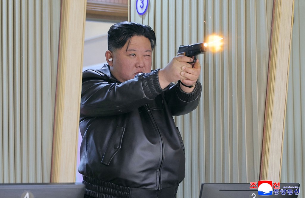 金正恩單獨進行射擊。（法新社）