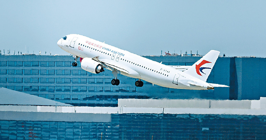 ■機場以民航最高禮儀迎接，C919滑行通過兩輛消防車噴出的水柱，象徵「過水門」。