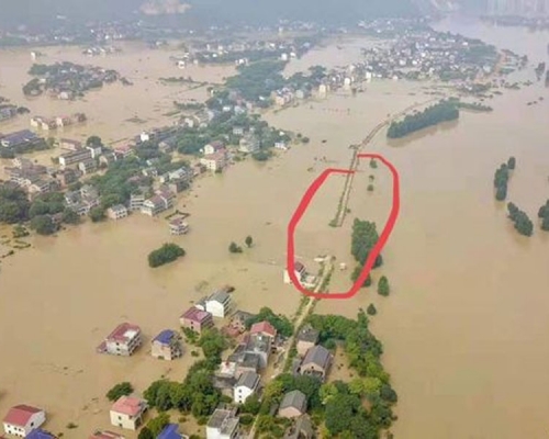 湖南衡阳湘江干堤决口，堤内堤外一片泽国。（网图）