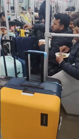 上海地鐵有南亞旅客集體進食，在內地網絡引發熱議。抖音