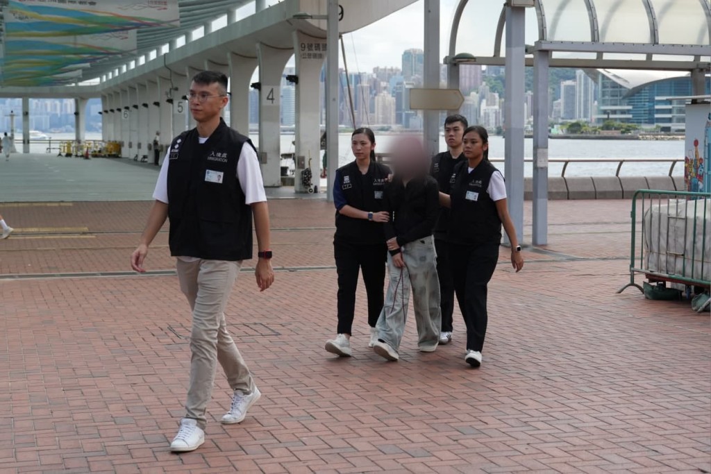 入境處採取拘捕行動。 入境處採取拘捕行動。