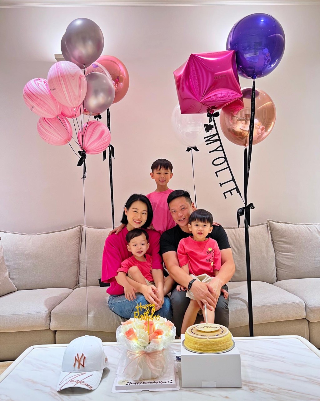 胡杏兒貼上全家自己慶生日的相片，三個兒子越大越可愛。