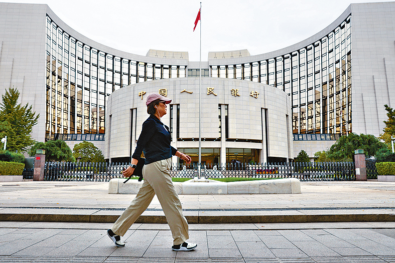 人行及外管局部門負責人表示，近年銀行境外貸款業務穩妥有序開展。