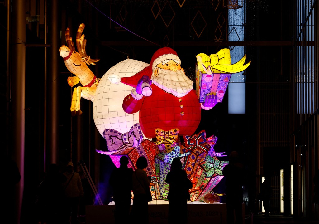 东京都中央区八重洲的圣诞老人装饰吸引游客。路透社