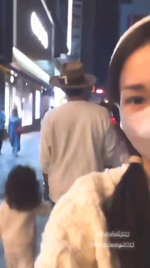 兩父女手拖手，完全沒有理會Kay。