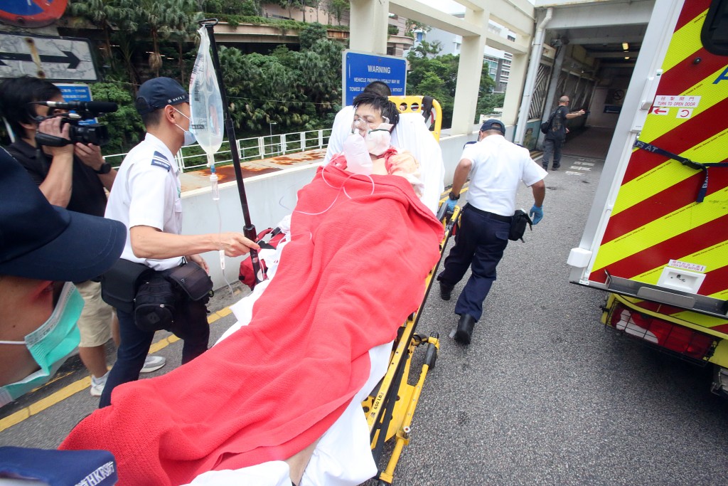 男傷者送院治理。 男傷者送院治理。