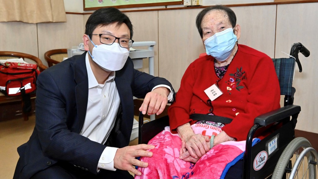 孫玉菡(左)與今日接種疫苗的院友合照。政府新聞處圖片