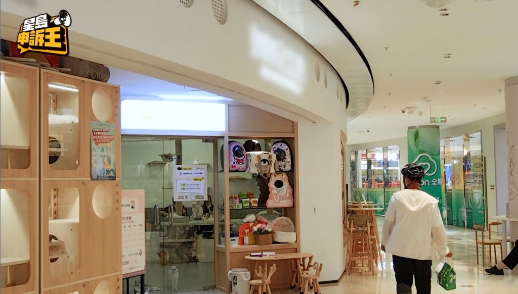 深圳这间宠物连锁店，有十多间分店，而且多数开设在香港人经常逛的大商场内。