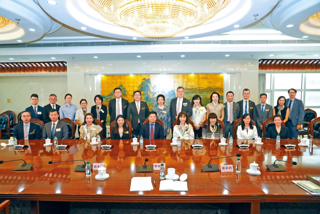 保良局董事會成員及管理層代表拜會國家教育部，就國民教育基礎及推廣中華歷史文化教育等議題交流討論，獲港澳台事務辦公室副主任舒剛波接見。