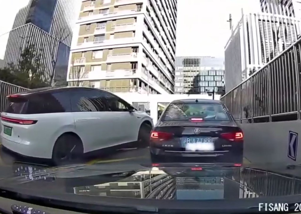 白色SUV逆線打尖被一眾車主「死頂」整治。微博