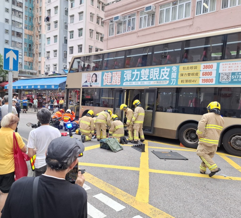消防員將傷者救出。黃淑雯議員提供 消防員將傷者救出。黃淑雯議員提供
