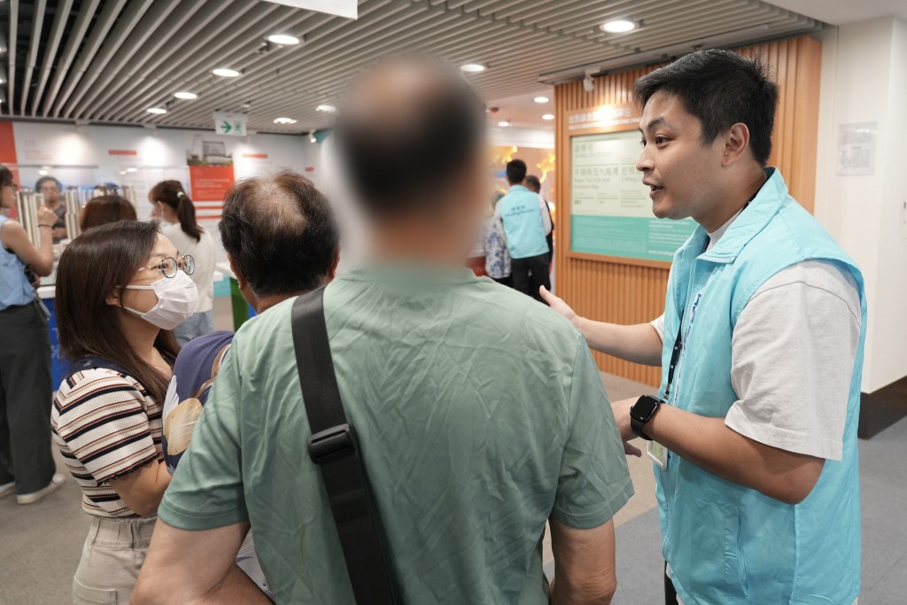 房屋局早前為宏福苑居民辦睇樓團。 房屋局早前為宏福苑居民辦睇樓團。
