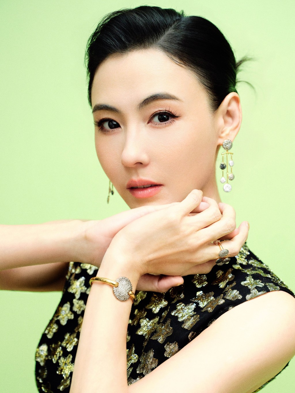 張柏芝以CECILIA《B面》已加載的概念，向外界傳遞出拒絕被定義、無懼爭議的獨立宣言。