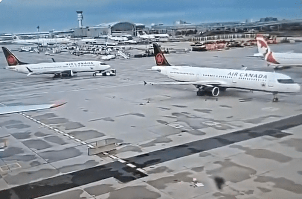 從網上流傳的片段可見,涉事客機緩緩駛近停機坪。X@aviationbrk 從網上流傳的片段可見,涉事客機緩緩駛近停機坪。X@aviationbrk