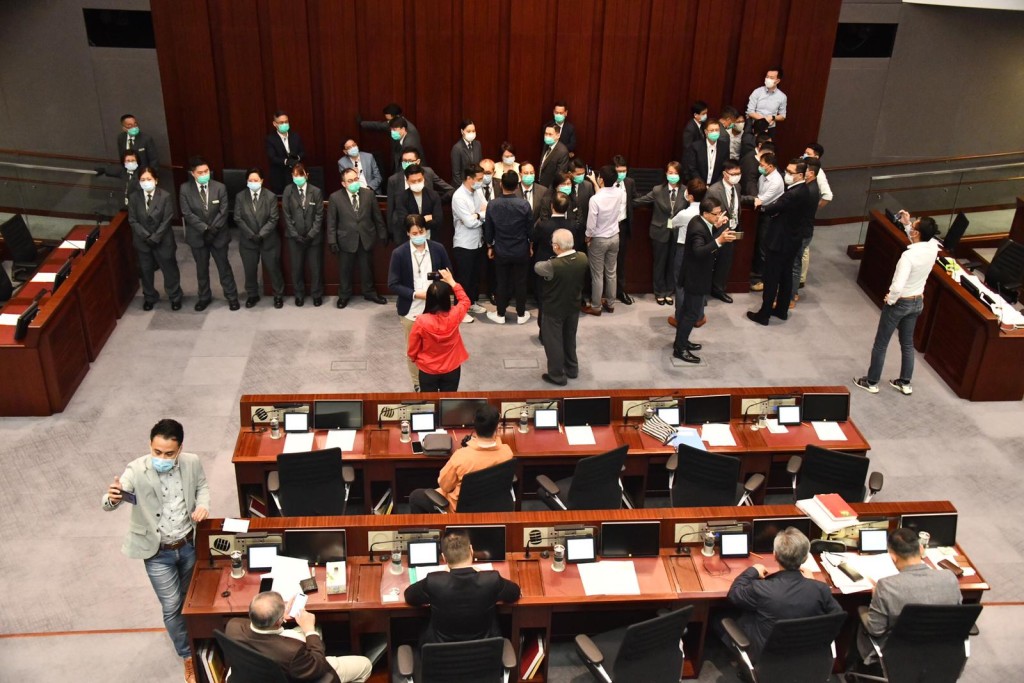 大批保安員圍著主席台。