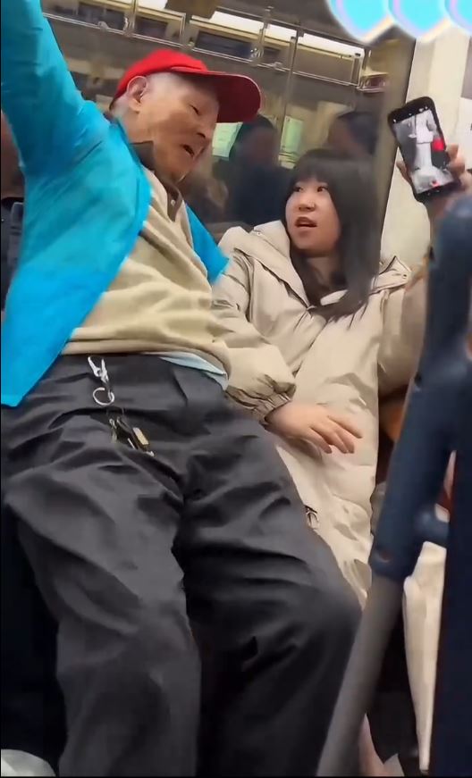 上海地鐵老翁強行坐在女乘客腿上。抖音