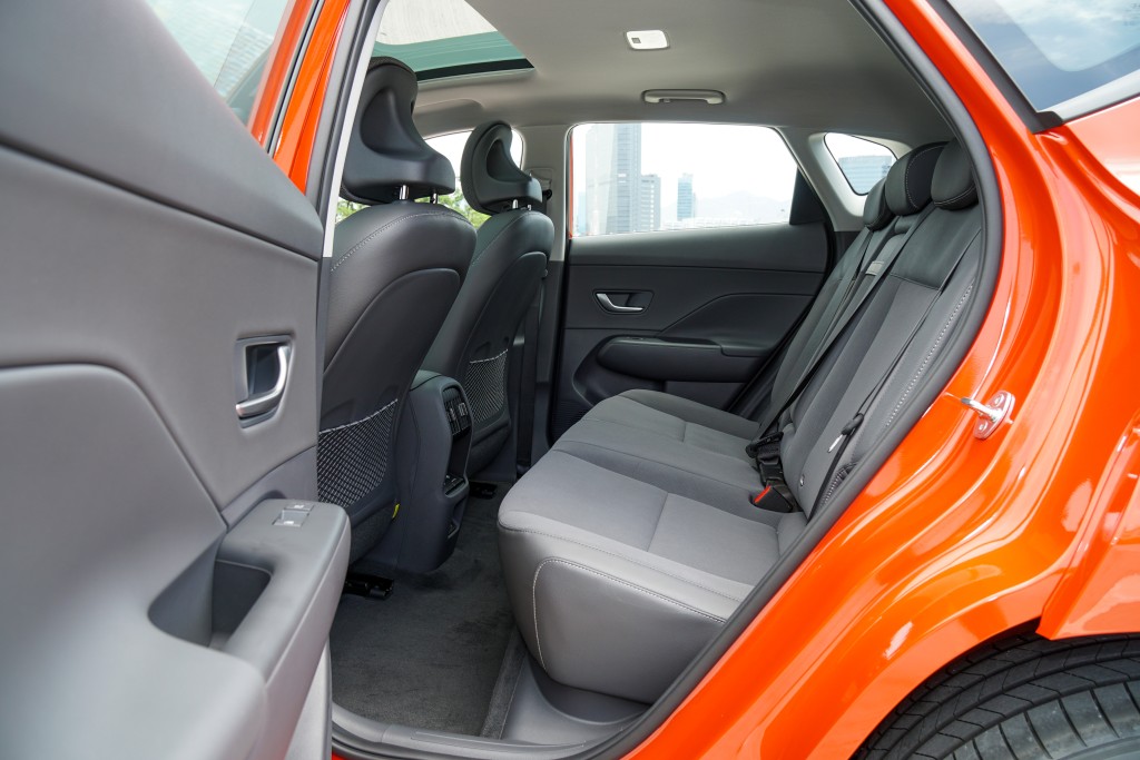 全新第二代现代Hyundai Kona Electric轴距加长60 mm至2,660mm提升前后排腿部空间。
