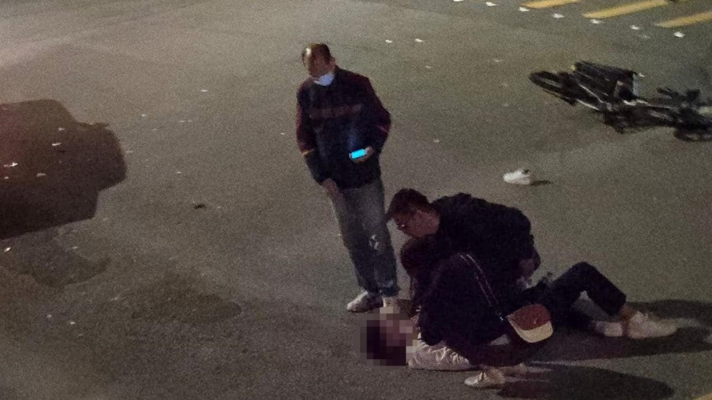 葵涌單車捱的士撞 少年倒地受輕傷。fb:車cam L(香港群組)