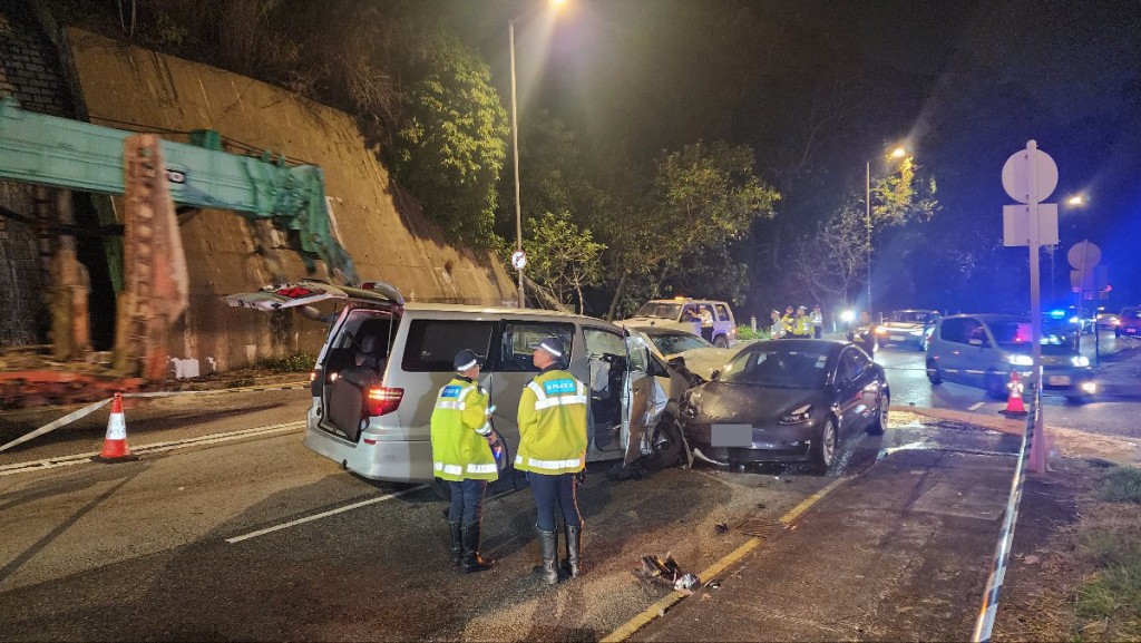 涉事的七人車與其他車輛「炒埋一碟」。黃文威攝