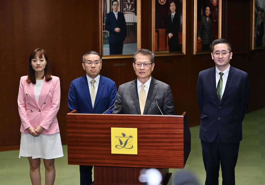立法会会议，财政司司长陈茂波与财库局局长许正宇等人见记者。