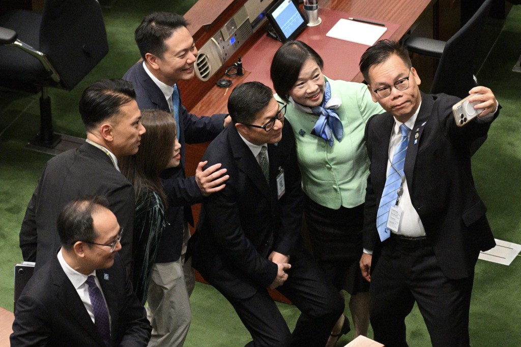 一眾男議員雖變化不大,但都各有心思。 一眾男議員雖變化不大,但都各有心思。