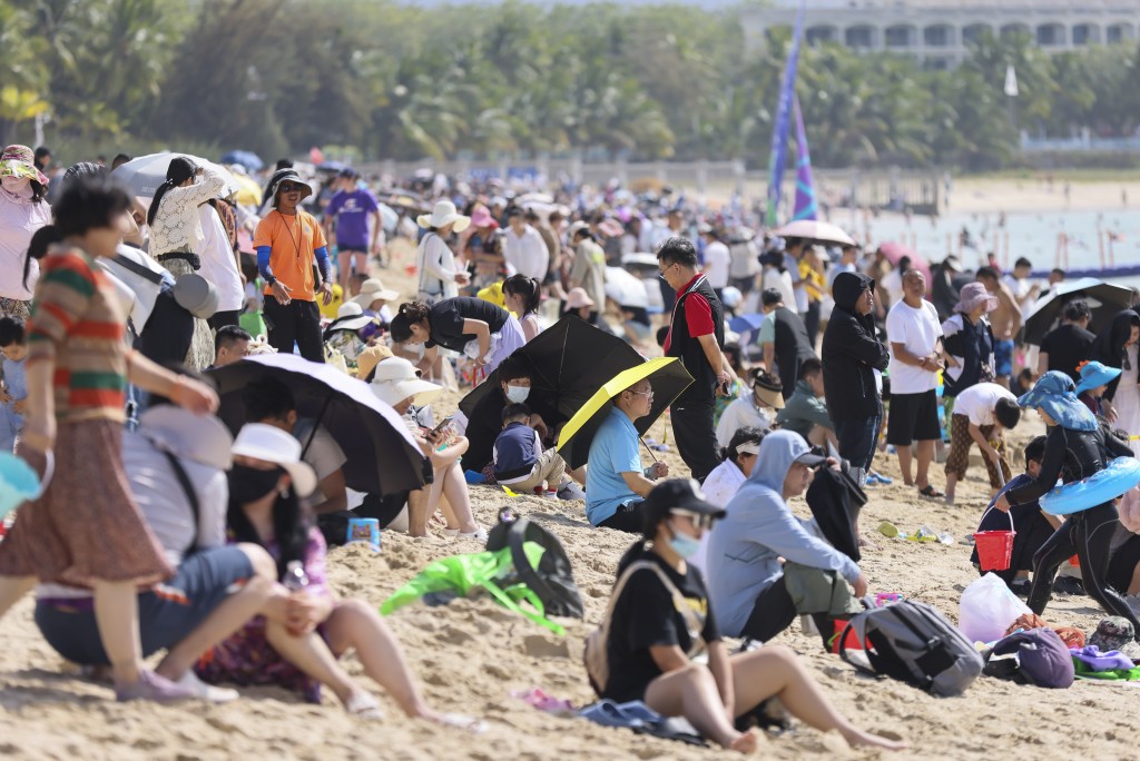 春節期間三亞的海灘擠滿人。