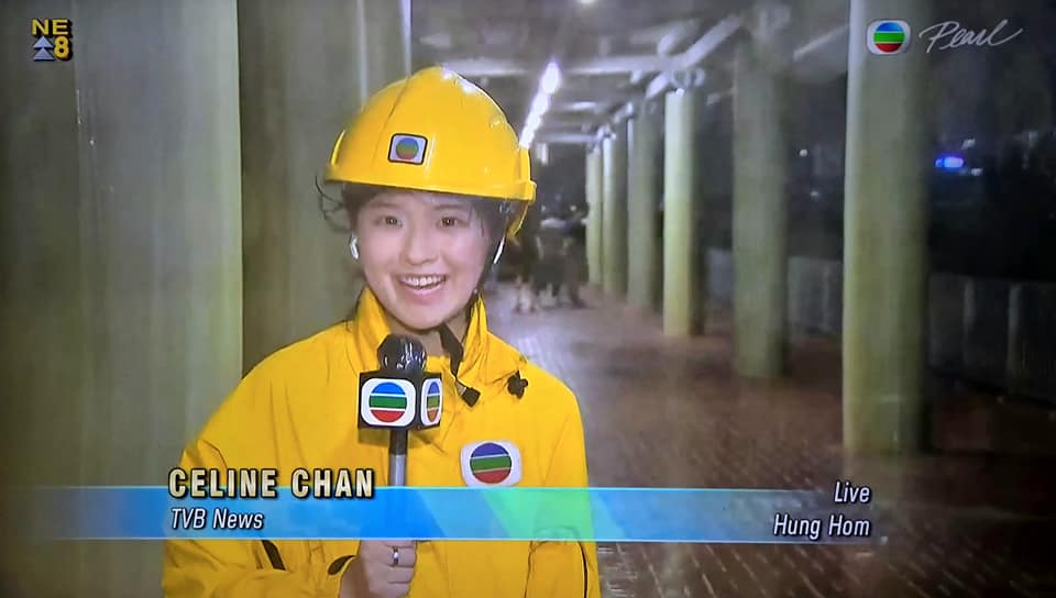 陈尚萱在横风横雨期间，被安排戴上招牌黄色头盔及雨衣在红磡码头采访。