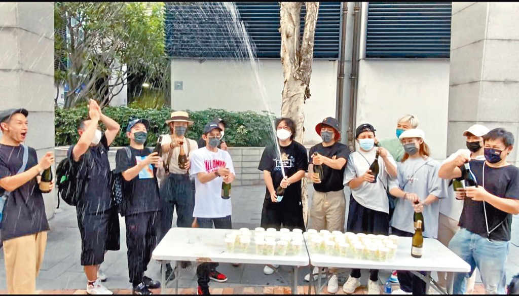 《死角》煞科，一众演员与导演开香槟庆祝。