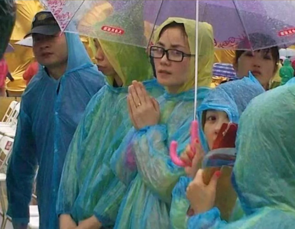 王菲曾被見到落雨都去朝聖。（網上圖片）