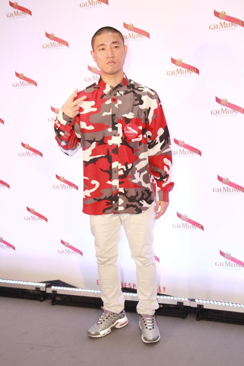 Gary透露首次到中環海濱工作,大讚香港夜景漂亮。