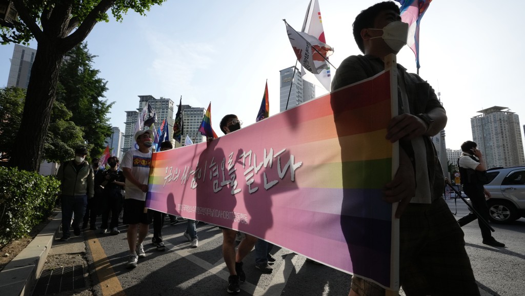 2022年5月，南韓LGBT權利支持者在首爾集會遊行，要求政府立即通過反歧視法。 美聯社