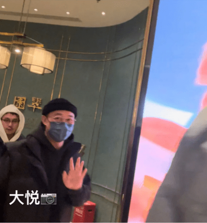 陈奕迅到酒店附近的商场医肚，又被歌迷撞见。