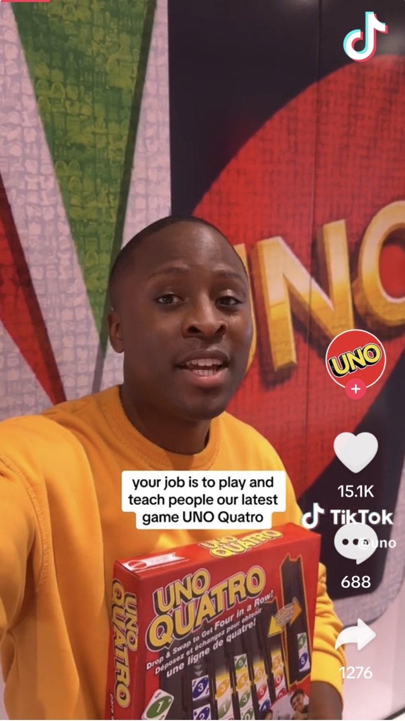 「首席Uno玩家」的工作是教人玩新推出的UNO Quatro 。 TikTok截圖