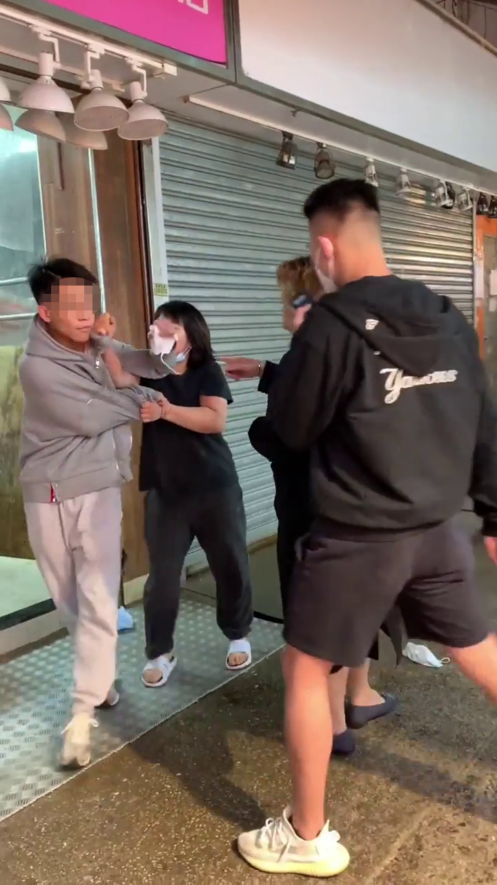 女菜販繼續與另一名灰衫男「推手」互罵。「香港江湖日報」FB網片