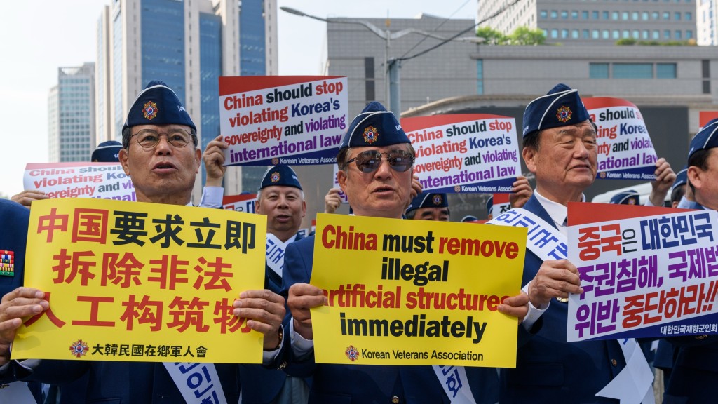 2025年4月，南韩退伍军人协会抗议中国在黄海安装钢结构建筑，要求斥除。 路透社